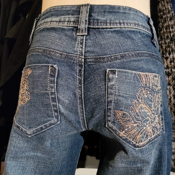 L.E.I. ♡ Dark Distressed "Ashley Trouble" Embroidered|Embellished Bling Jeans 3R - Picture 12 of 17